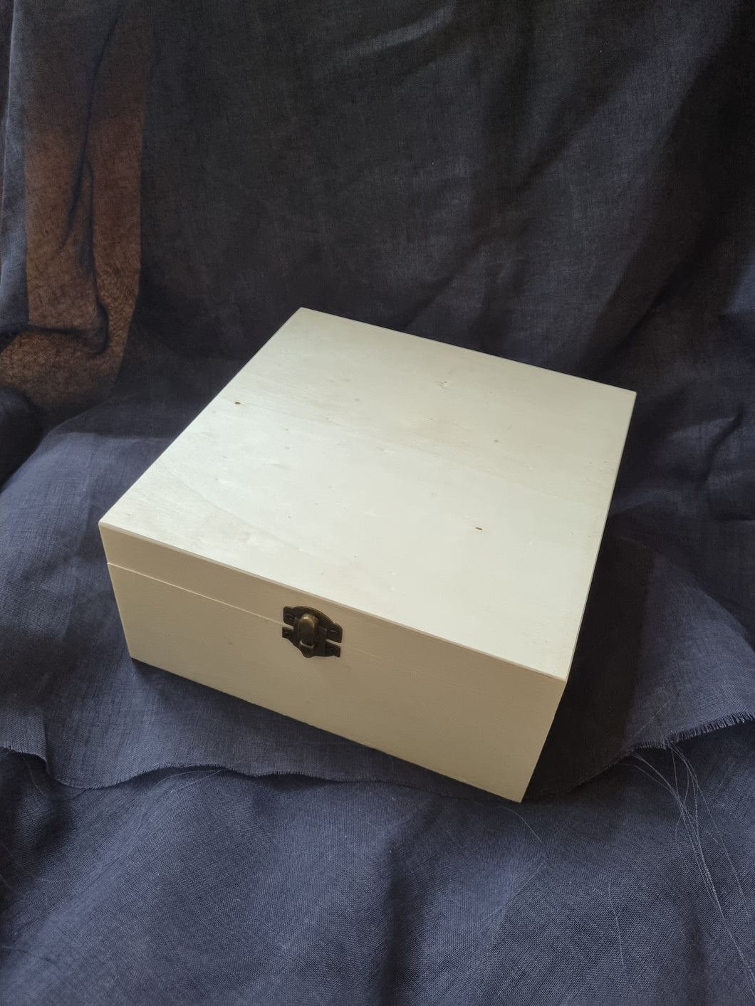 Medium pine box